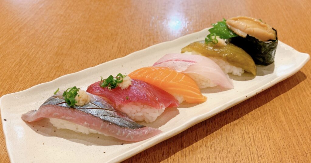 秋の６貫盛り(生さんま・かつお・サーモン・かんぱち・焼きなす・丸ごと鮑)