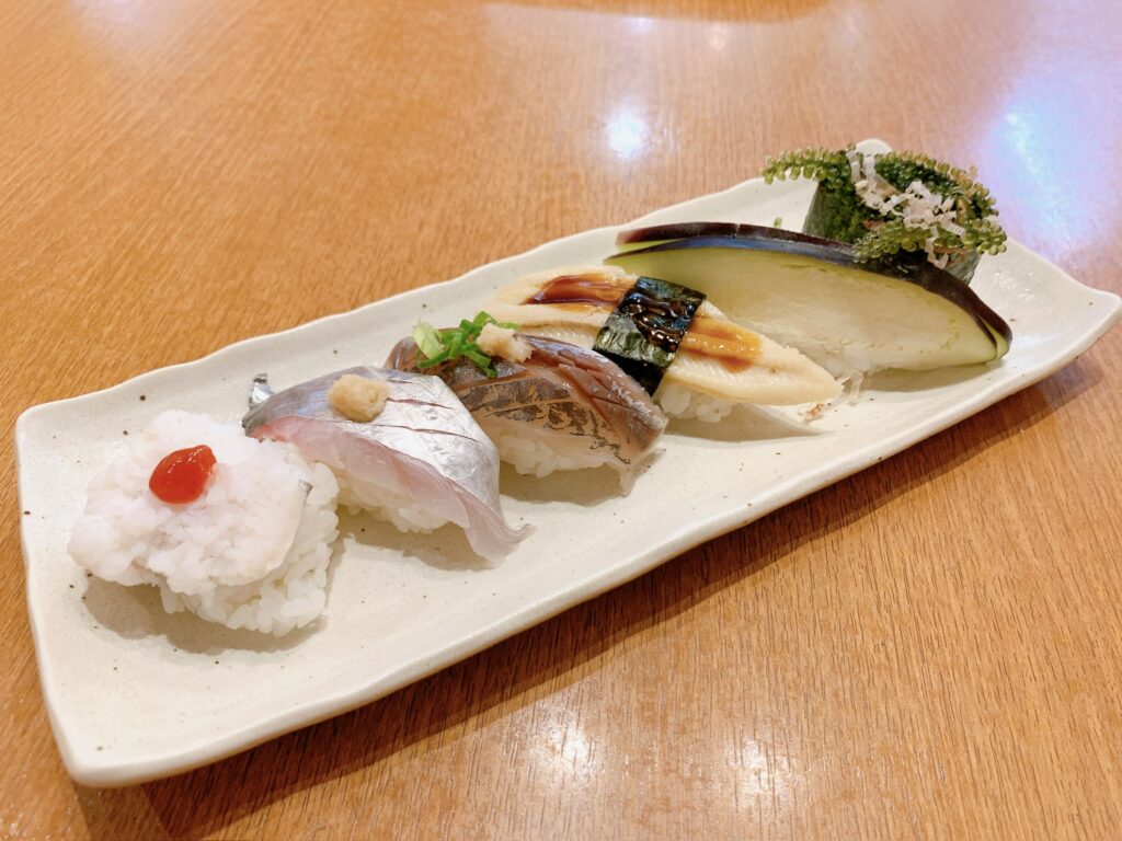 夏の６貫盛り(活はも・たちうお・真鯵・蒸し穴子・水なす・海ぶどう)