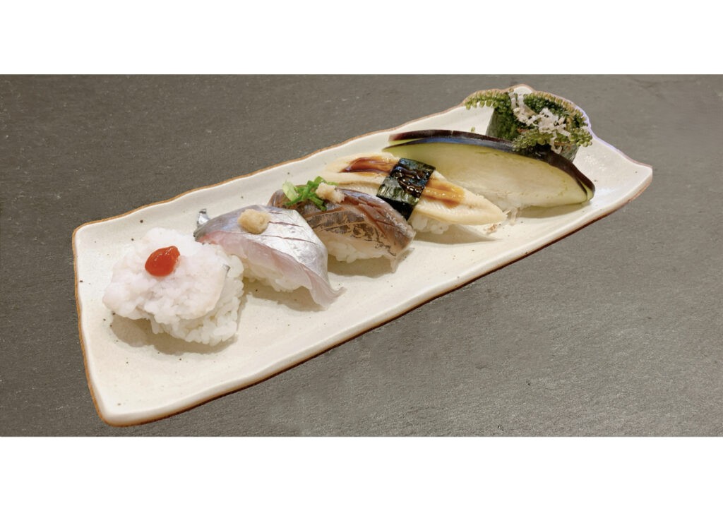 夏の６貫盛り(活はも・太刀魚・真あじ・蒸し穴子・水なす・海ぶどう)